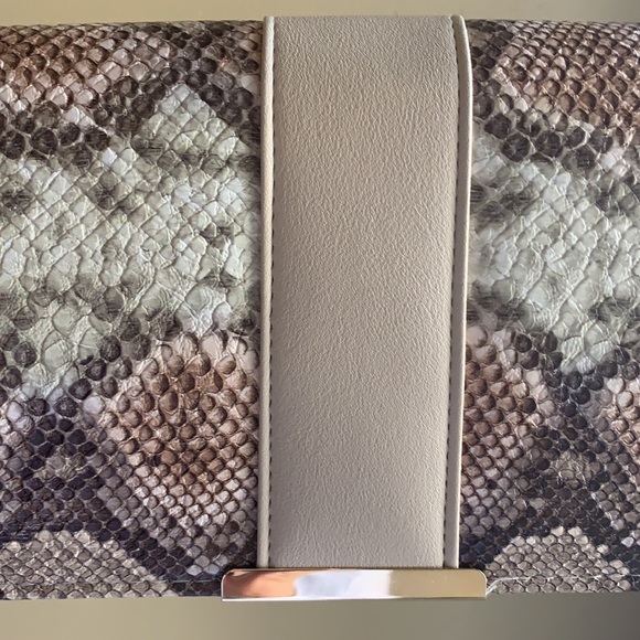 NWT CRUISE CLUB Tan animal Print Clutch purse Evening bag goldtone trim & chain - Picture 3 of 13